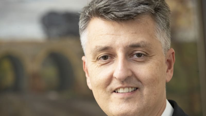 V trezoru šéfa Správy železnic našla policie 80 milionů. Na rozloučenou dostane tři platy