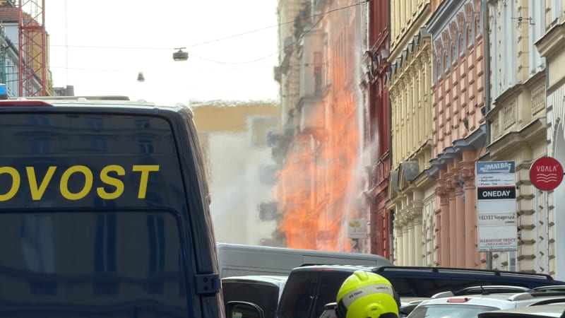 Požár plynového potrubí na pražské Letné: Probíhá evakuace, boj s plameny zachycují záběry
