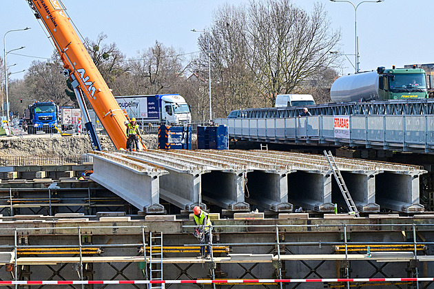 Na novém mostě v Břeclavi osazují nosníky. Pro vlaštovky vzniknou umělá hnízda