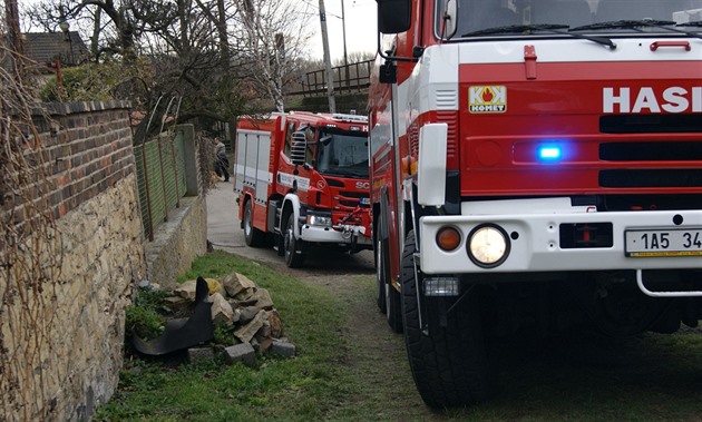 Hasiči vyjeli k požáru odpadu. Našli muže, který patrně uhořel při pálení klestí