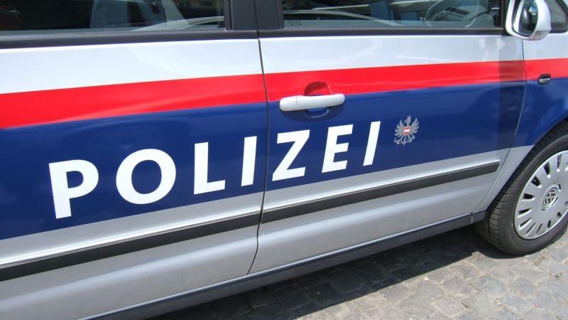 Křičel protimuslimská hesla, pak nožem v Linci pobodoval dva muže. Jeden z nich zemřel