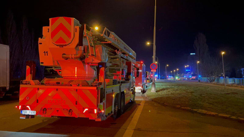 Požár na Vsetínsku: V plamenech zemřela domácí zvířata, majitel budovy utrpěl zranění