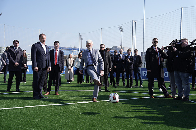 Tady asi nemáte odřená kolena, co? Prezident Pavel navštívil FIFA Arenu