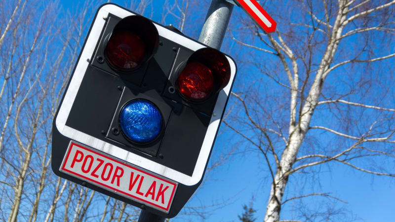 Srážka vlaků na Nymbursku: Osobní souprava se střetla s nákladní, provoz stál 