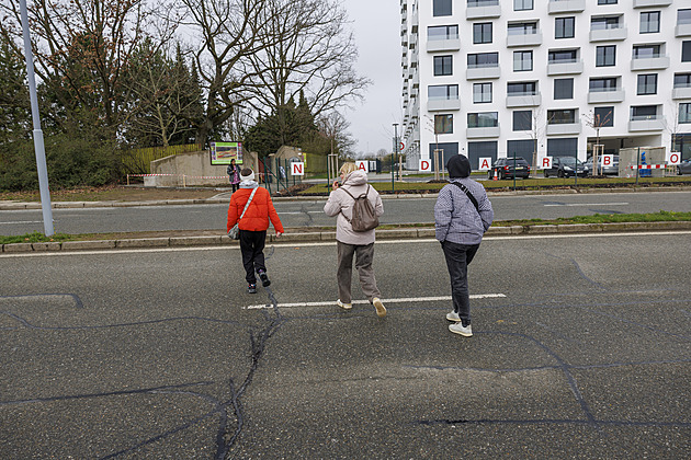Chodník vede do čtyřproudovky. Utněte nebezpečné přebíhání přechodem, žádají místní