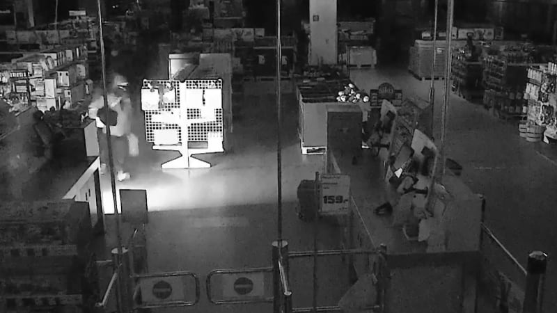 Vykutálené zloděje z Prahy zachytila kamera. Koupili si kladivo, pak s ním obchod vykradli