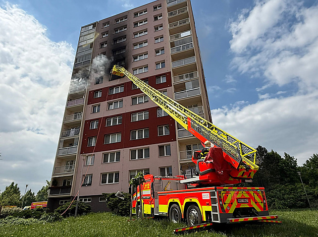 V Litvínově hasiči evakuovali 53 lidí, hořel byt. Škoda je přes milion a půl korun