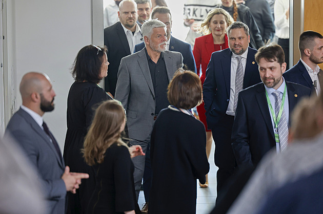 Íránský režim je koncentrací zla. Trestat národ ale dobré není, řekl Pavel studentům