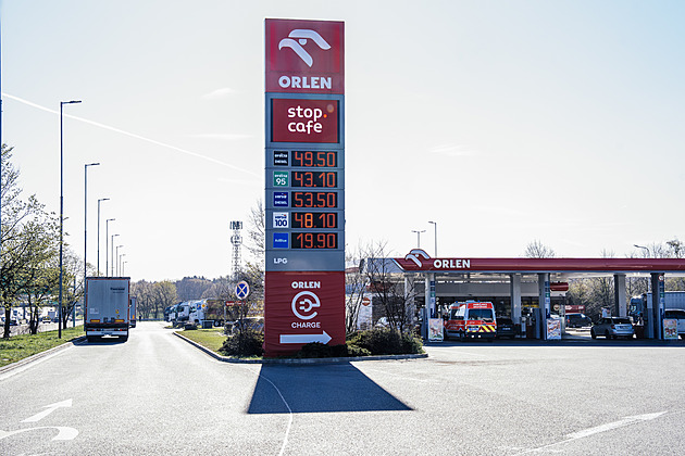 Naše opatření zafungovala, říká Schillerová k palivům. Vláda tlačí na velké hráče