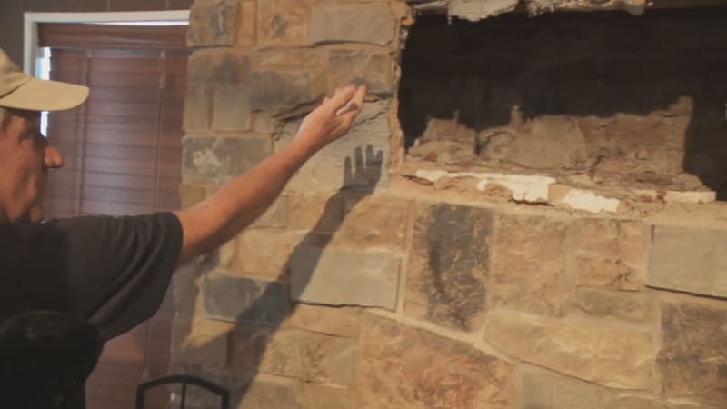 Rodinu z Houstonu vyděsily podivné zvuky z komína. Uvnitř byl zaseklý muž mluvící španělsky