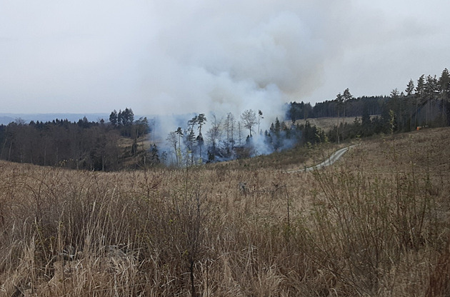 Na Blanensku hoří až čtyři hektary lesa, komplikací je pro hasiče nedostupný terén