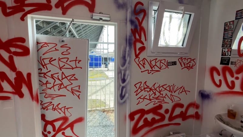 Dveře vyražené z pantů a toalety na odpis. Fotbaloví chuligáni z Brna řádili v Opavě