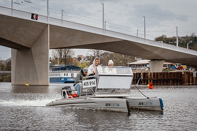 OBRAZEM: Bílý beton, inspirace kubismem. Podívejte se na Dvorecký most z Vltavy