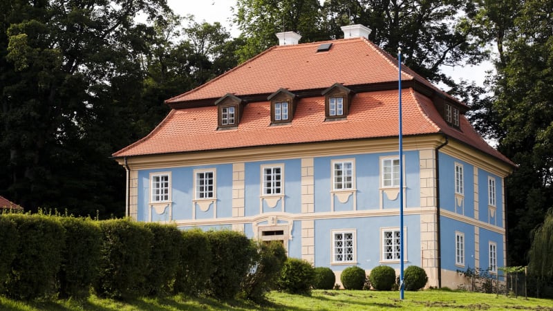 Schwarzenbergův zámek Dřevíč má nového majitele. Kdysi na něm pobývali Hácha či Gottwaldová