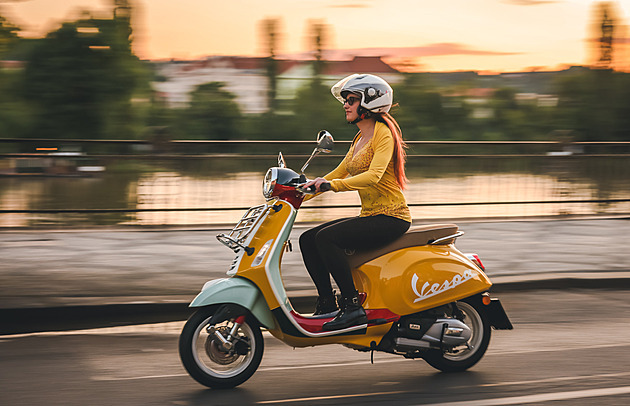 Nejslavnější skútr vynalezli před 80 lety v Itálii. Vespa je hit i v Česku