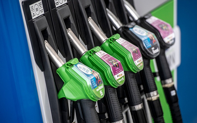 Pumpaři mohou o víkendu zdražit. Nejvyšší povolená cena nafty se zvýší o 82 haléřů