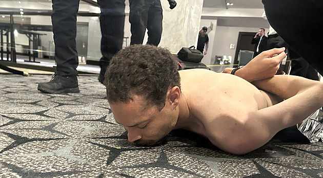 Pokus o atentát na Trumpa, držení zbraní. Soud obvinil střelce z galavečeře