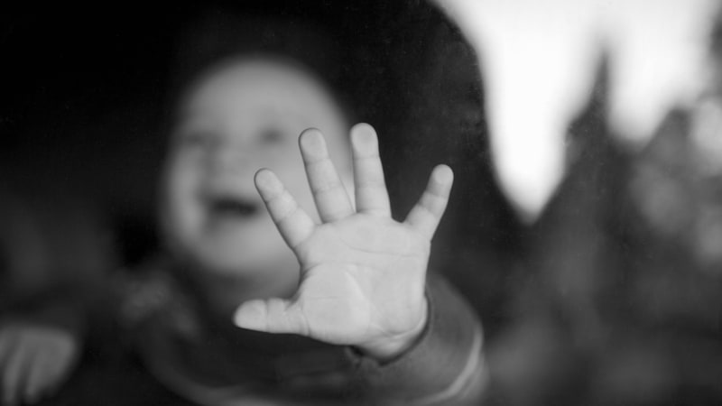 Smrt miminka kvůli babské radě. Rodiče z USA dcerce potírali dásně alkoholem, viní je z vraždy