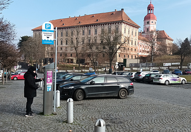 Rozšiřte placené zóny, žádají lidé město. Ulice jim plní auta vyhnaná z centra