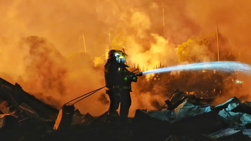 Výbuch v čínské továrně na ohňostroje zabil dvě desítky lidí. Přes 60 jich zranil