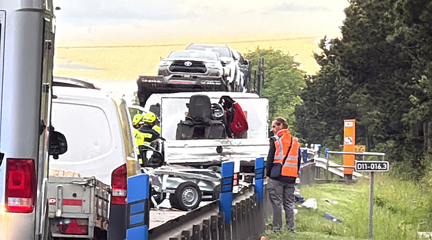 Dodávka srazila lidi měnící kolo, průjezd D11 na Prahu je možný jedním pruhem