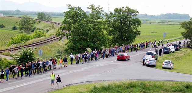Lidé si pochodem připomínají vyhnání Němců. Znavené účastníky sbírá autobus