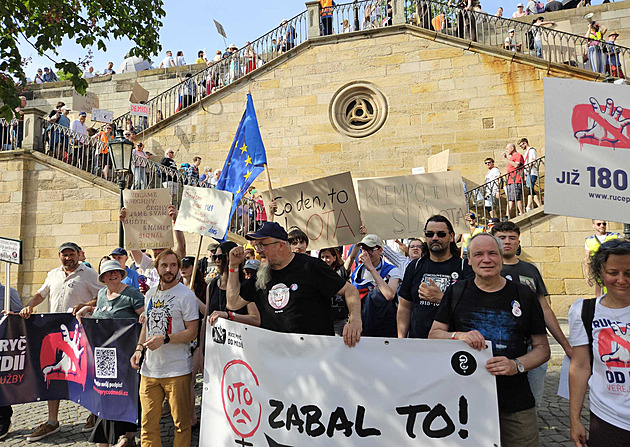 Oto, zabal to, představil Minář novou petici. Lidé pak „zabavili“ ministerstvo kultury