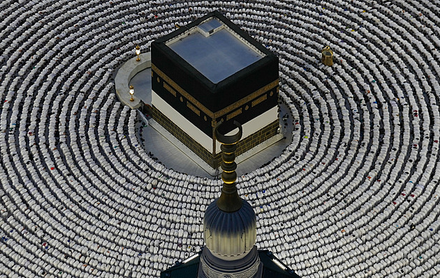 Bůh povolá a vše jde stranou. Navzdory krizím Mekku zaplnilo přes milion muslimů