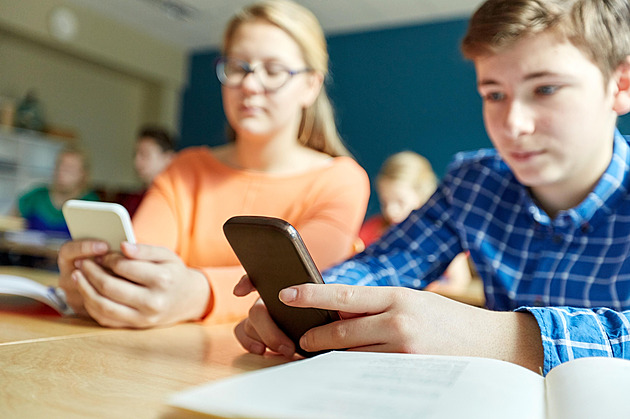 Mobily ve škole bez pravidel? Kdepak, v Česku se to nařízeními jen hemží