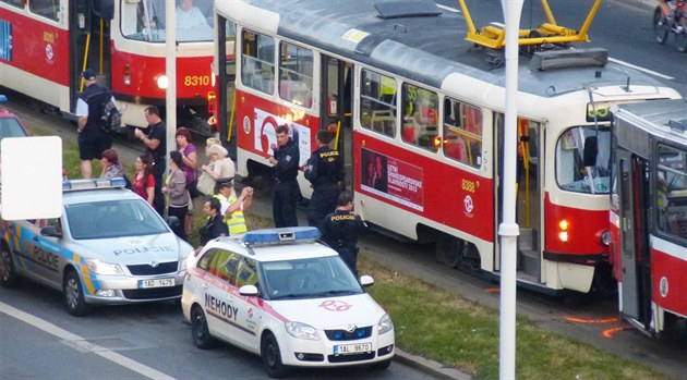 Tramvaj srazila ve Vršovicích dva chodce, na místě zasahovali záchranáři