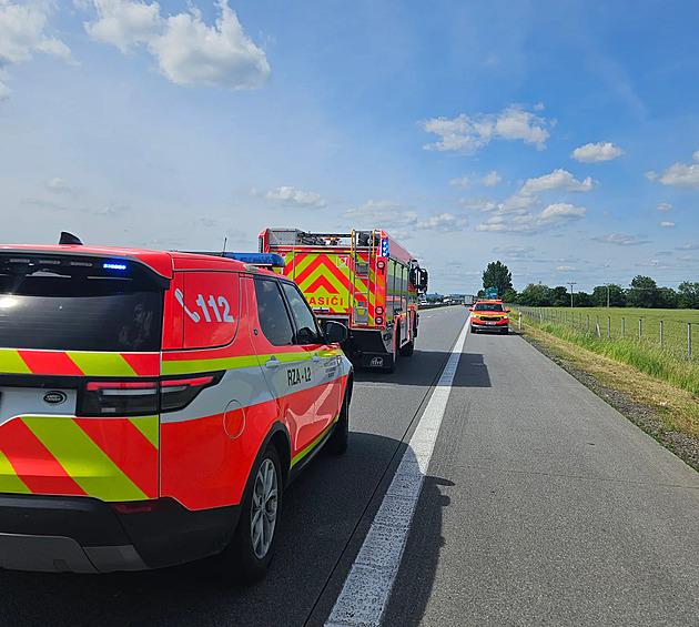 Tragická nehoda uzavřela D2 před Brnem. Osobní auto narazilo do kamionu