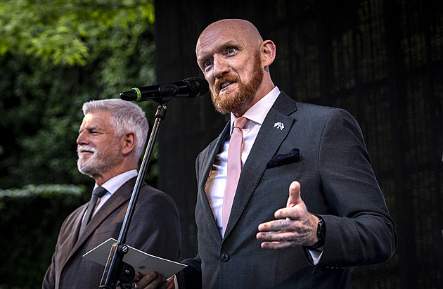 Britský humor i pokus o češtinu. Field, Pavel i další oslavovali britského krále