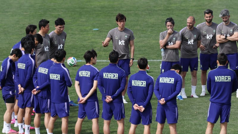 PŘEHLEDNĚ: Korejci proti Česku bojují i za to, aby nemuseli na vojnu. Jaké jsou jejich trumfy?