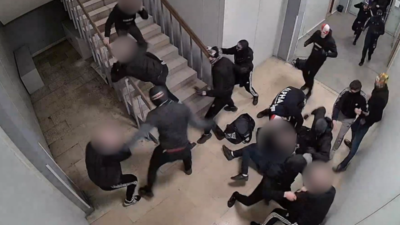 Zázrak, že přežili, hodnotí policie. Skupina fanoušků v Hostivaři brutálně zbila pětici mužů