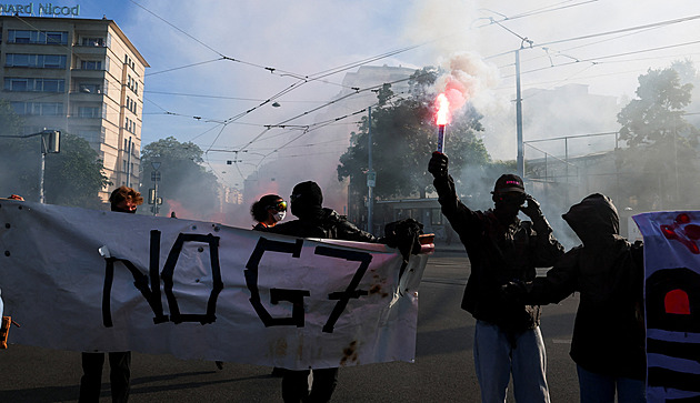 V Ženevě to vřelo kvůli G7. Demonstranti zapálili Teslu a rozbili okna banky