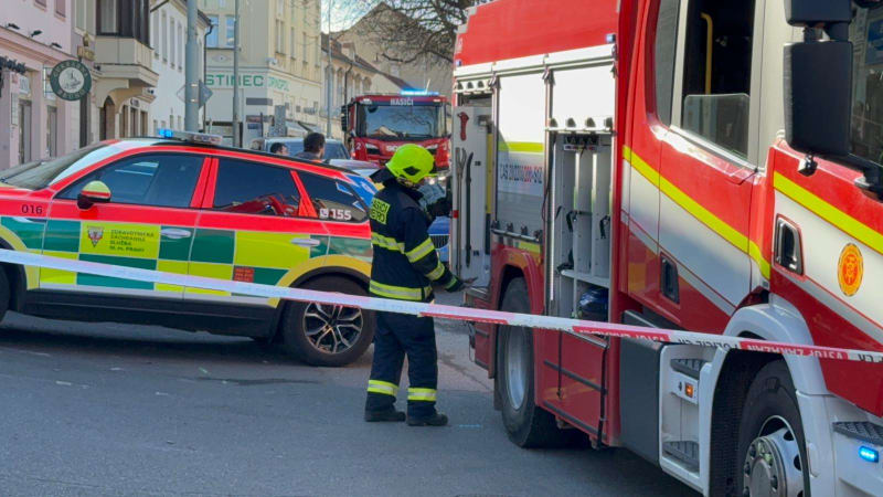 Vážná nehoda v centru Prahy: Tramvaj strhla osobu do kolejiště. Provoz v místě stojí
