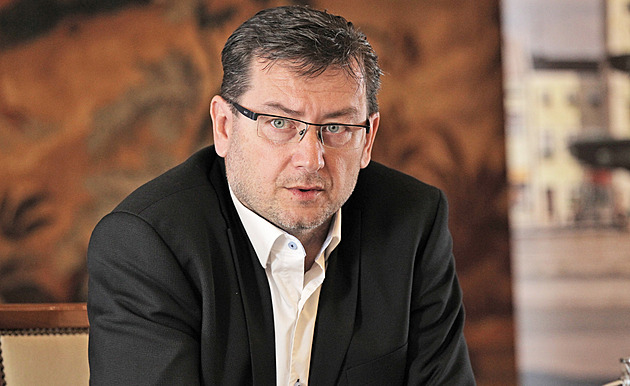 Po primátorovi Karviné pátrá policie, kvůli fotbalové korupční kauze mu hrozí vazba