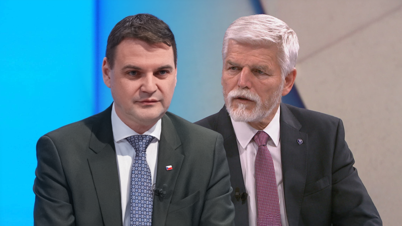 Pavel jako nechtěný Matýsek a hádka o místa v letadle. Internet se baví sporem vlády s Hradem