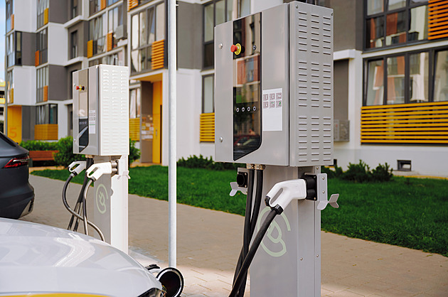Nabíječek je moc, chybějí jim auta. Na jeden stojan připadá deset elektromobilů