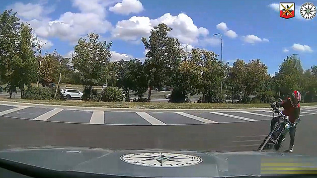 Vidím hlídku a panikařím, vymlouval se ujíždějící řidič. Policisté honili i motorkáře