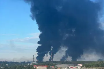 V Rusku hoří obří rafinerie. Ukrajina hlásí oběti