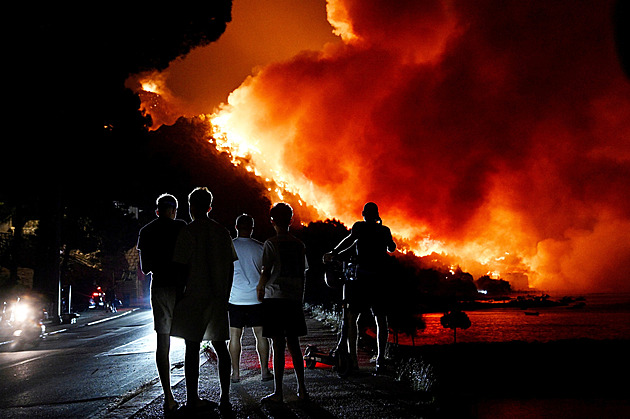 Po požáru v Chorvatsku se našlo tělo ženy. Pět Čechů zůstává v evakuačních centrech