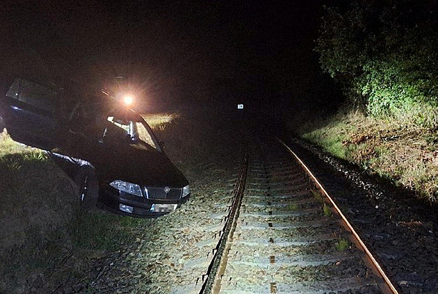 Nezletilí mladíci se snažili ujet policii, v autě měli kradený alkohol