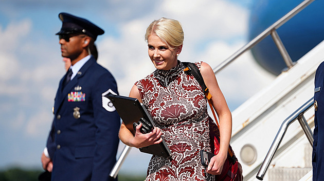 „Lidská tiskárna“ či „prezidentův dudlík“. Kdo je Trumpova nejoddanější asistentka