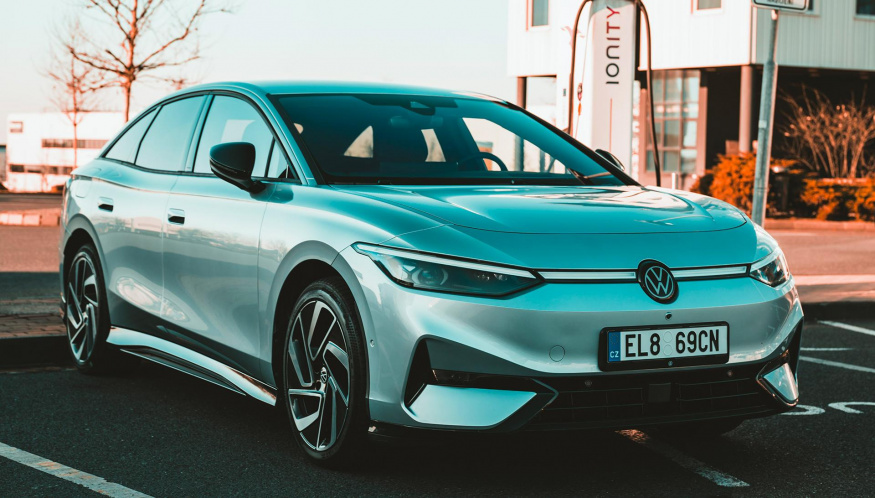 Němci testovali nejefektivnější nabíjení elektromobilů. Jeden model „promrhal“ čtvrtinu energie