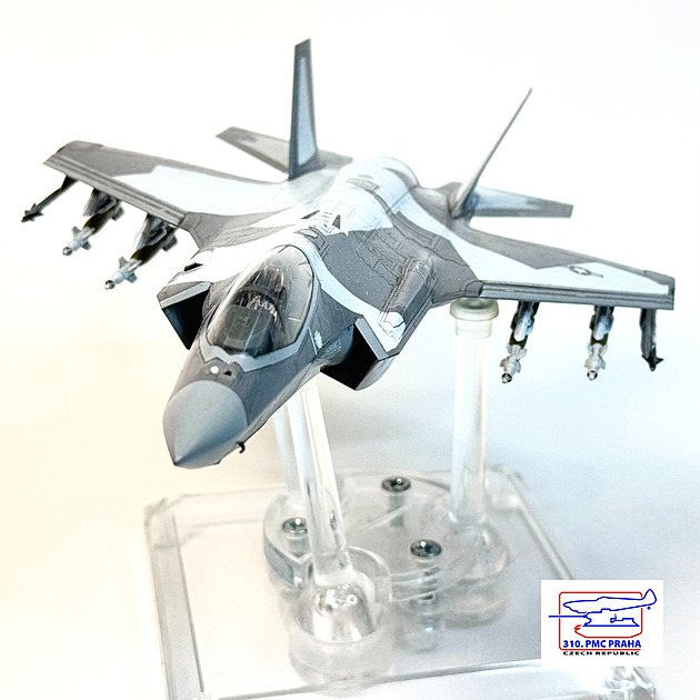 Padesát odstínů šedi pomohla u tohoto modelu F-35 rozbít verze Aggressor