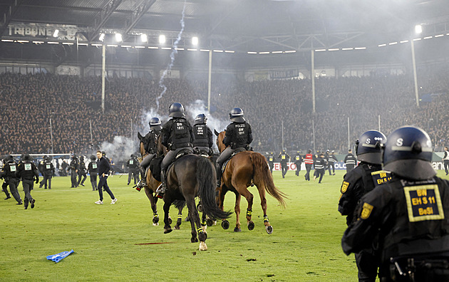 Proti fanouškům zasahovali i policisté na koních. Zápas německého poháru se zvrhl